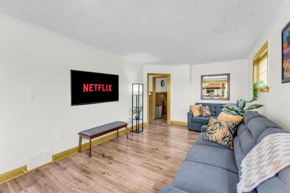 Communal lounge/ TV room, TV and multimedia, Living room, Seating area, Evening entertainment