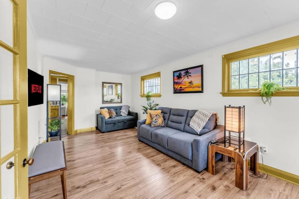 Cozy Home Short Walk to Falls Nintendo FirePit House in Niagara Falls