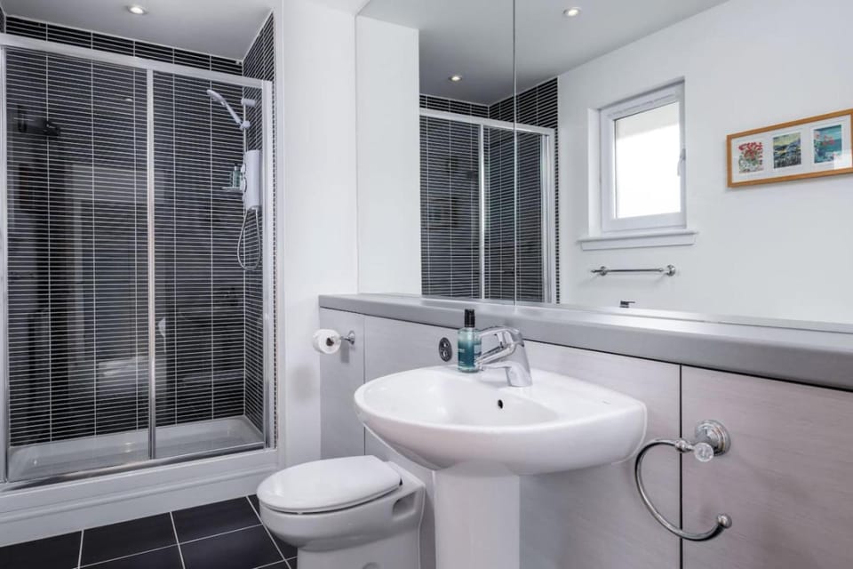 The Stirling Penthouse - Free Parking Apartment in Stirling