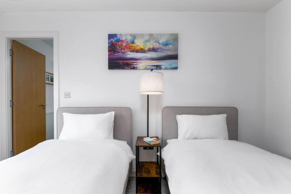 The Stirling Penthouse - Free Parking Apartment in Stirling