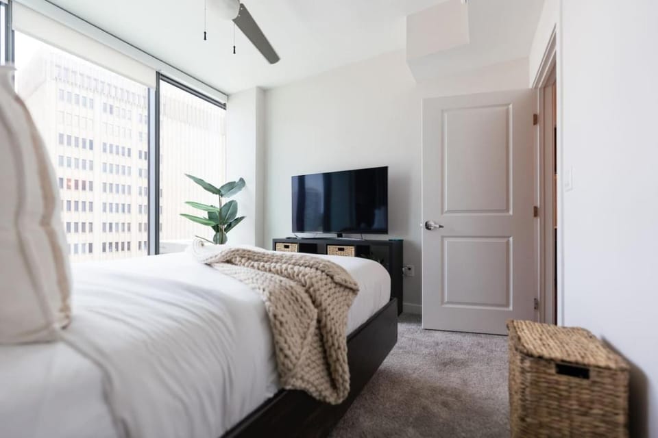 Bed, TV and multimedia, Bedroom