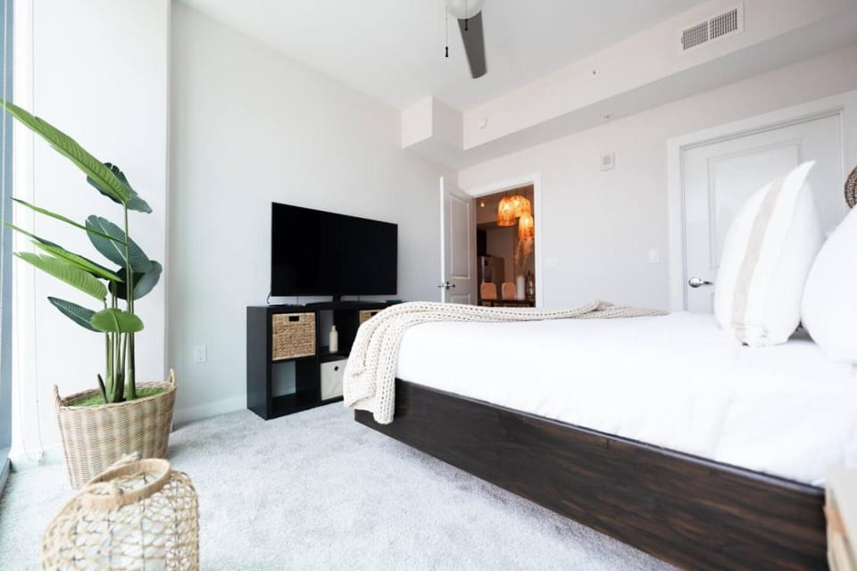 Bed, TV and multimedia, Bedroom