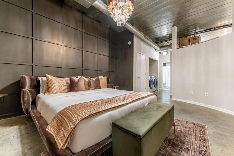 Historic Loft At Mercedes-Benz King Bed FreeParking Apartment in Atlanta