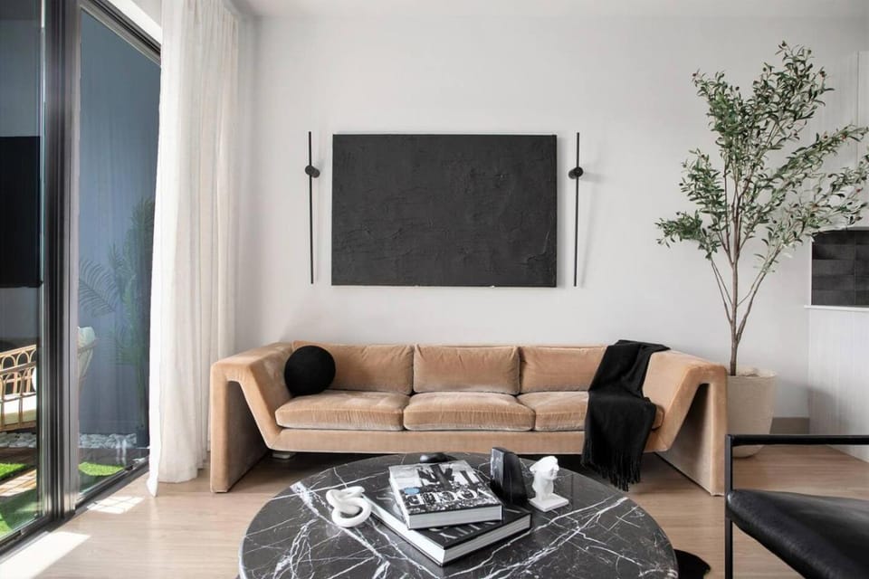Modern Midtown King Suite with Rooftop Pool & Balcony Apartment in Atlanta