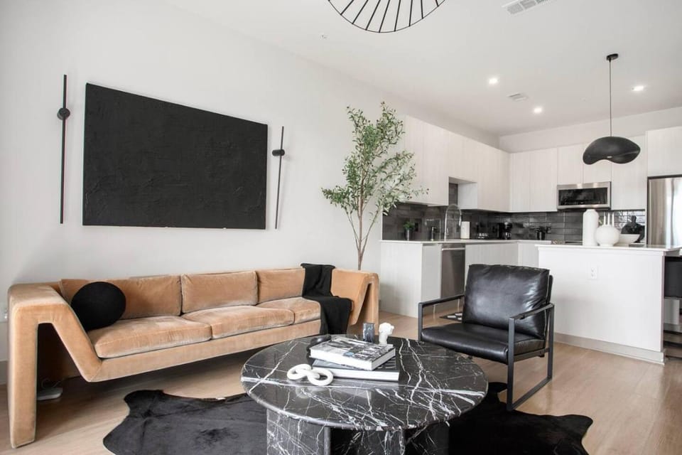 Modern Midtown King Suite with Rooftop Pool & Balcony Apartment in Atlanta