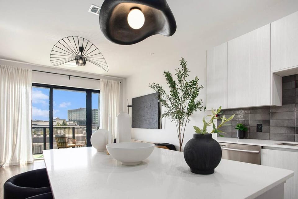 Modern Midtown King Suite with Rooftop Pool & Balcony Apartment in Atlanta