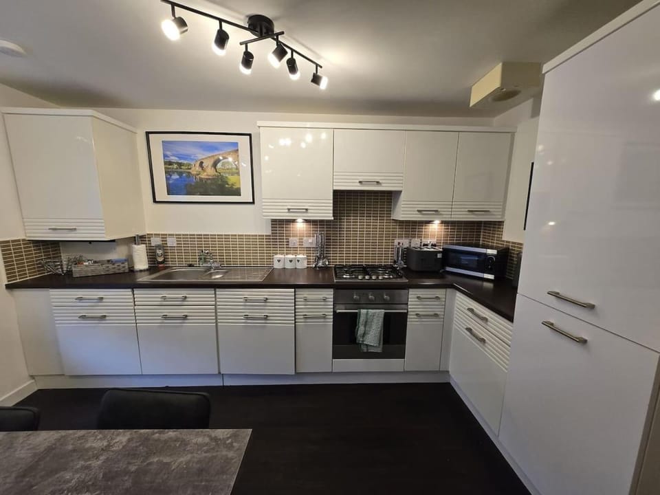 Modern Stirling Apartment - Free Parking House in Stirling
