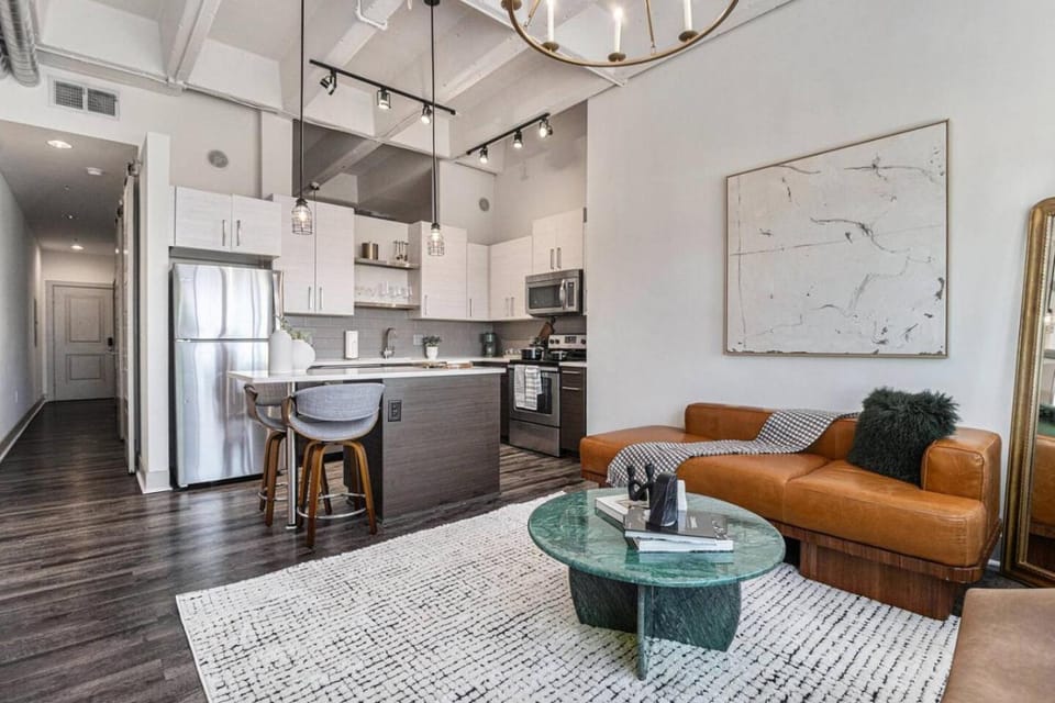 Executive Downtown Atlanta Condo Steps From Dragon Con and Convention Center Plus Free Parking Apartment in Atlanta