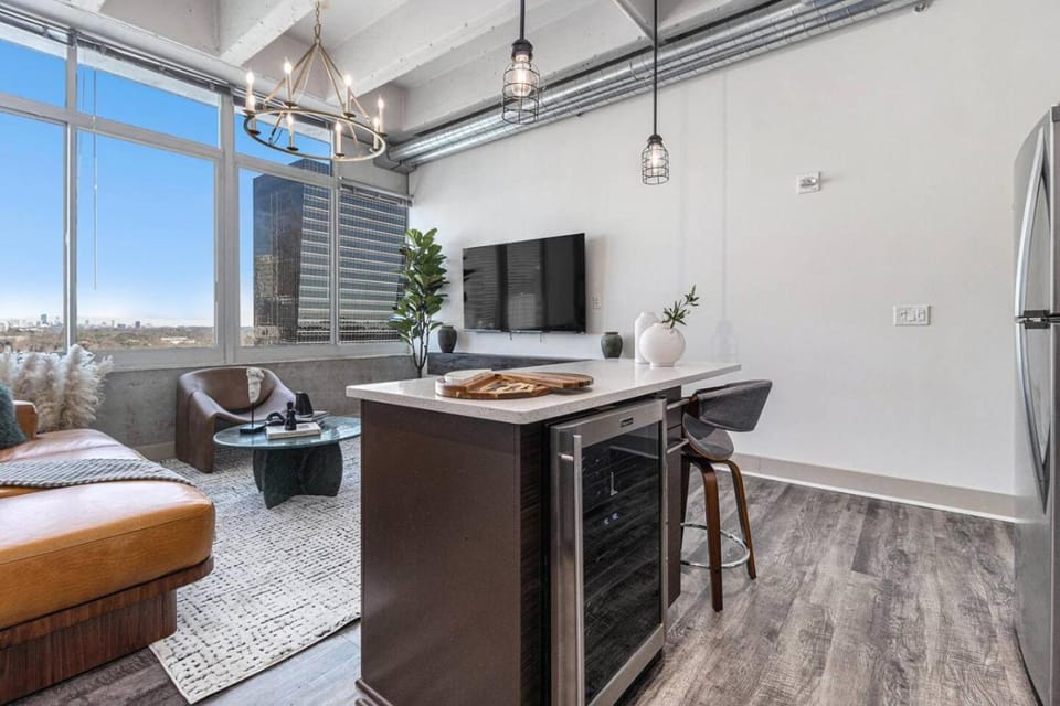 Executive Downtown Atlanta Condo Steps From Dragon Con and Convention Center Plus Free Parking Apartment in Atlanta