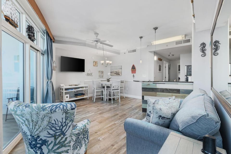 Steps to Beach, Year-Round Fun, Ocean Views, Indoor Outdoor Pools, Hot Tub House in Myrtle Beach