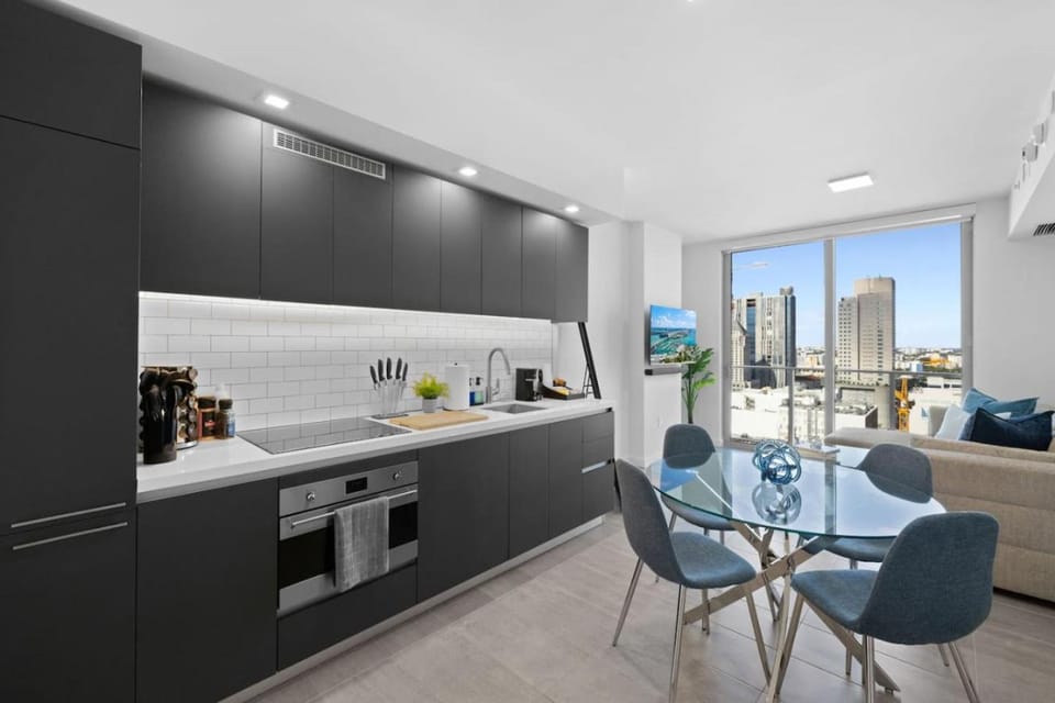 CAL KING BED Downtown Miami Free Parking Pool Gym Apartment in Miami