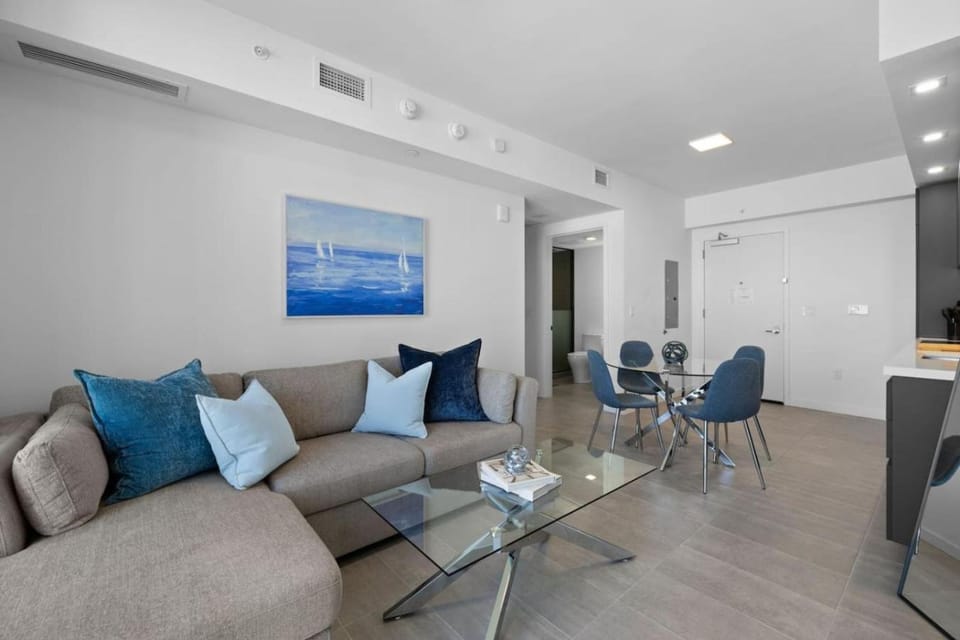 CAL KING BED Downtown Miami Free Parking Pool Gym Apartment in Miami