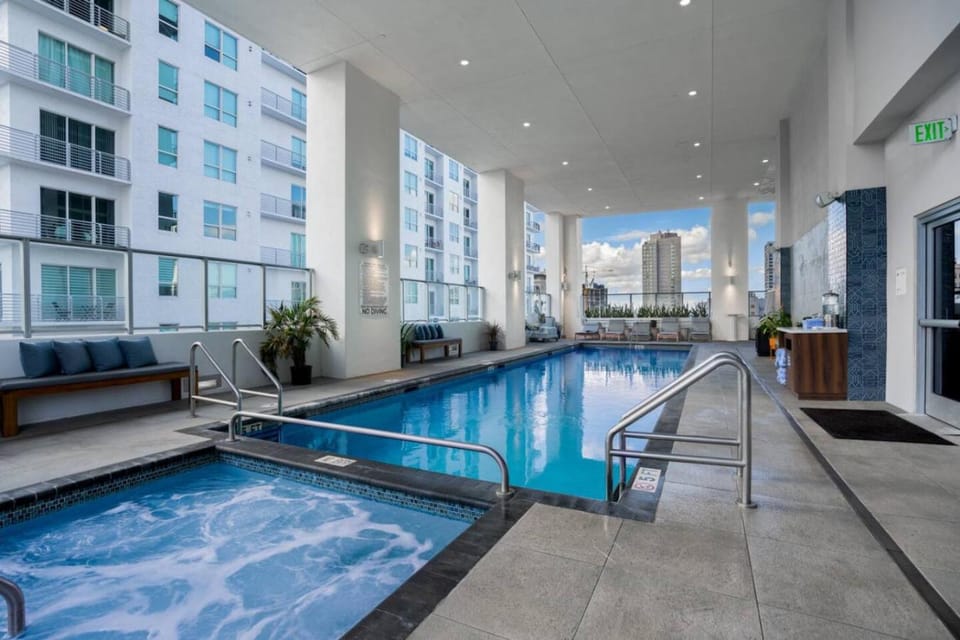 CAL KING BED Downtown Miami Free Parking Pool Gym Apartment in Miami