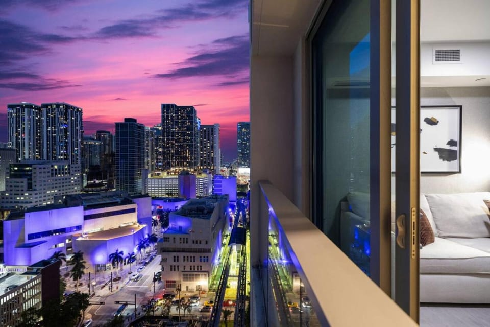 KING OF MIAMI - Downtown Parking Pool Gym Apartment in Miami