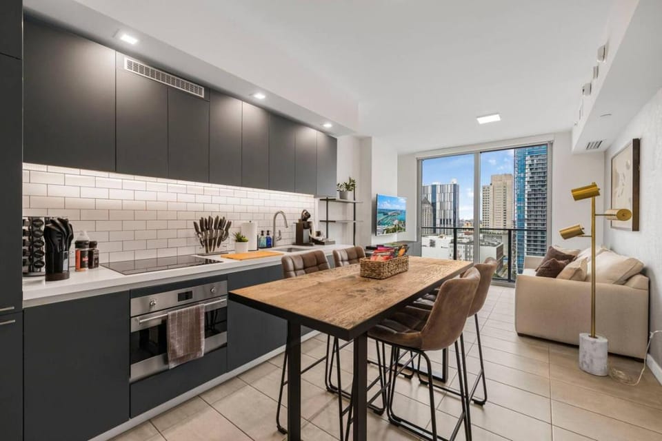 KING OF MIAMI - Downtown Parking Pool Gym Apartment in Miami
