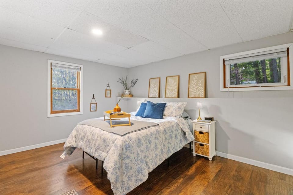 Dog Friendly Getaway| Fire pit + Yard House in Belmont
