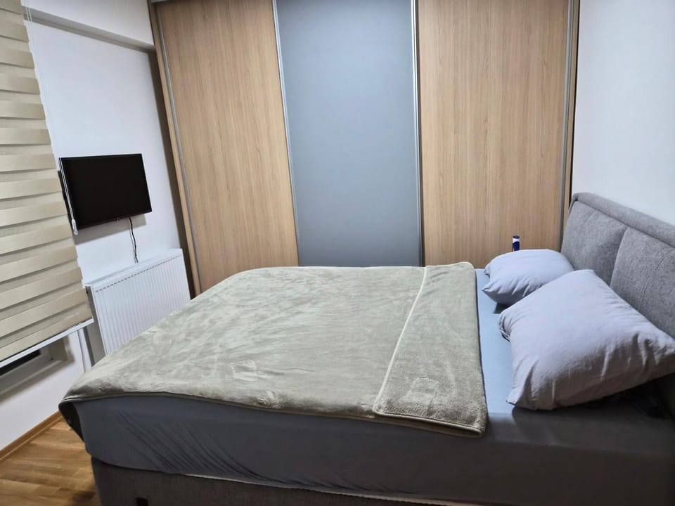 Bed, TV and multimedia, Bedroom