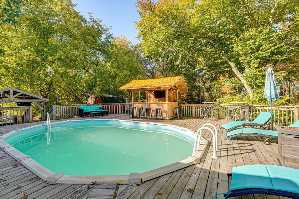 Detached Sauna, Movie Room! Relaxation in Muskegon House in Wisconsin