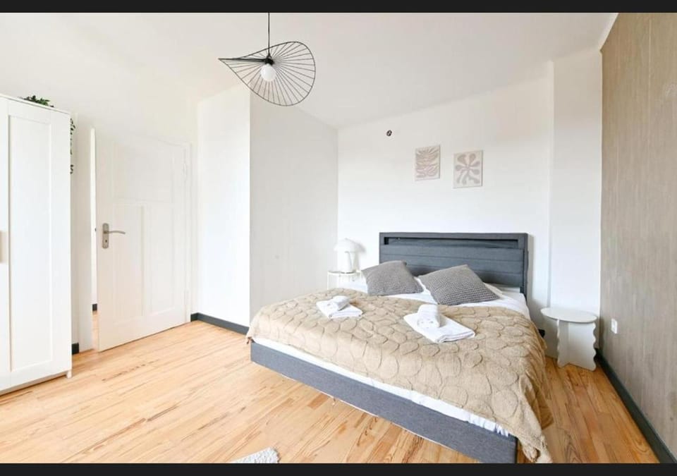 Bed, Photo of the whole room, Seating area, Bedroom, heating, towels, wardrobe