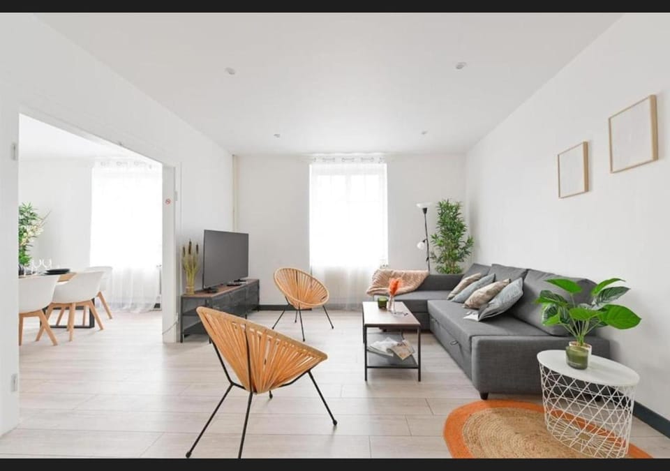 TV and multimedia, Living room, Decorative detail, Seating area