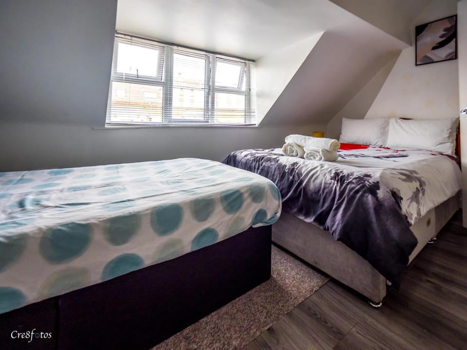 En-suite 6 Woodhouse, private bath, 2 kitchen Bed and Breakfast in Stoke-on-Trent