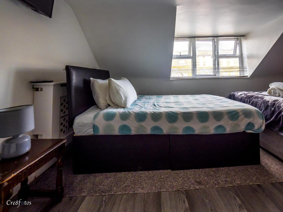 En-suite 6 Woodhouse, private bath, 2 kitchen Bed and Breakfast in Stoke-on-Trent