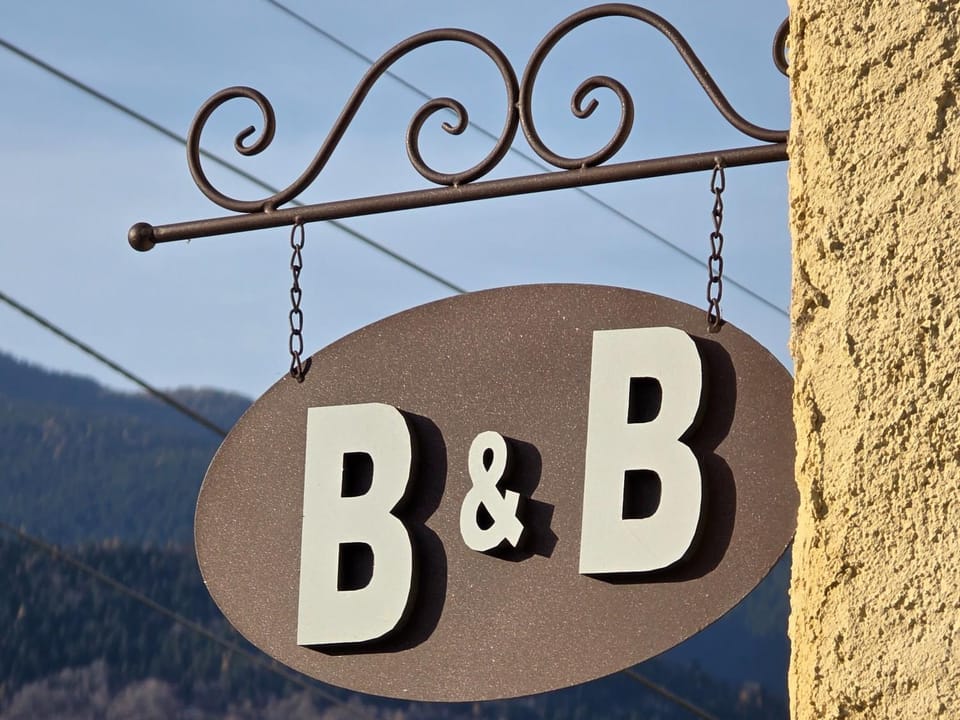 Day, Property logo or sign, Natural landscape, Decorative detail, Logo/Certificate/Sign, Mountain view, Street view
