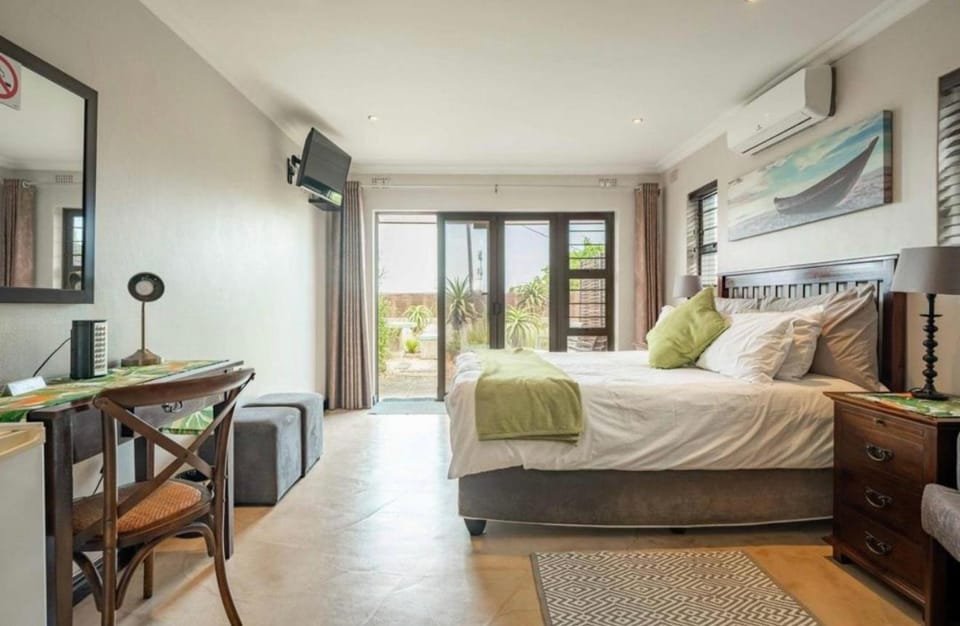 TV and multimedia, Photo of the whole room, Seating area, Bedroom, air conditioner