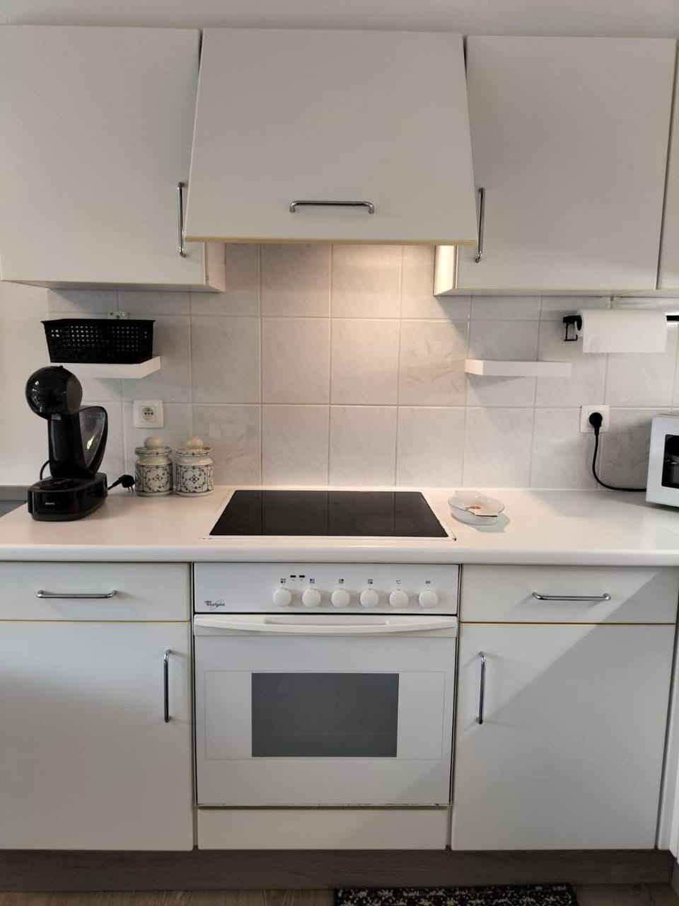 Coffee/tea facilities, Kitchen or kitchenette, oven, stove