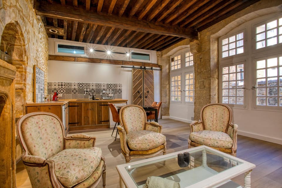 Kitchen or kitchenette, Living room, Seating area, Dining area