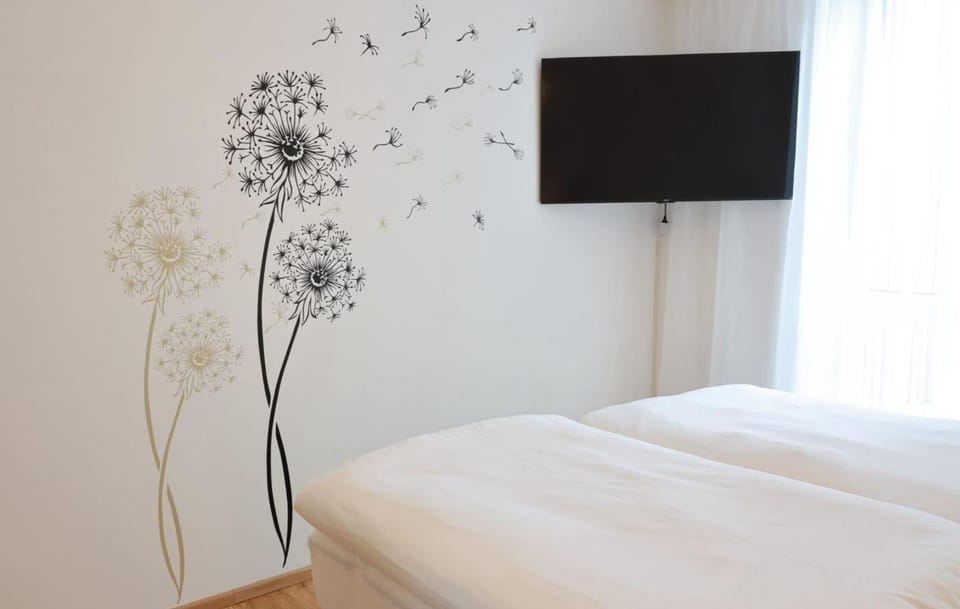 Bed, TV and multimedia, Bedroom