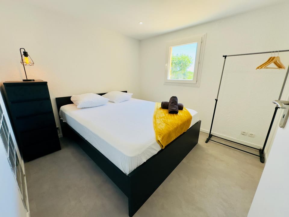 Bed, Photo of the whole room, Bedroom