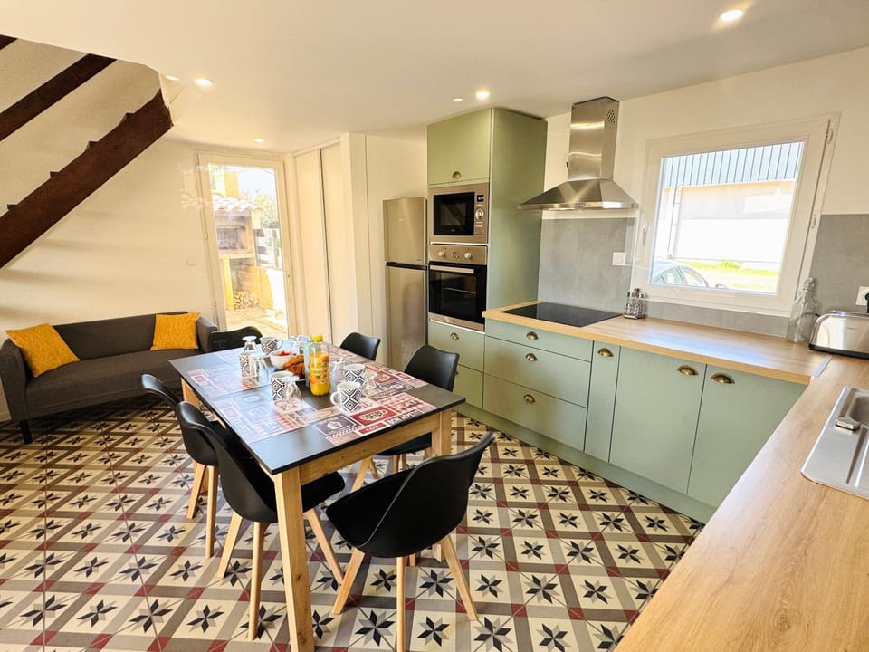 Living room, Dining area, concierge, dishwasher, oven, stove, kitchen