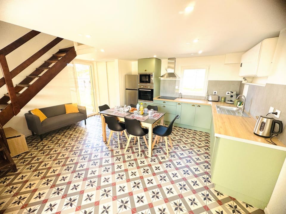 Coffee/tea facilities, Kitchen or kitchenette, Living room, Seating area, Dining area, dishwasher, oven, stove, toaster