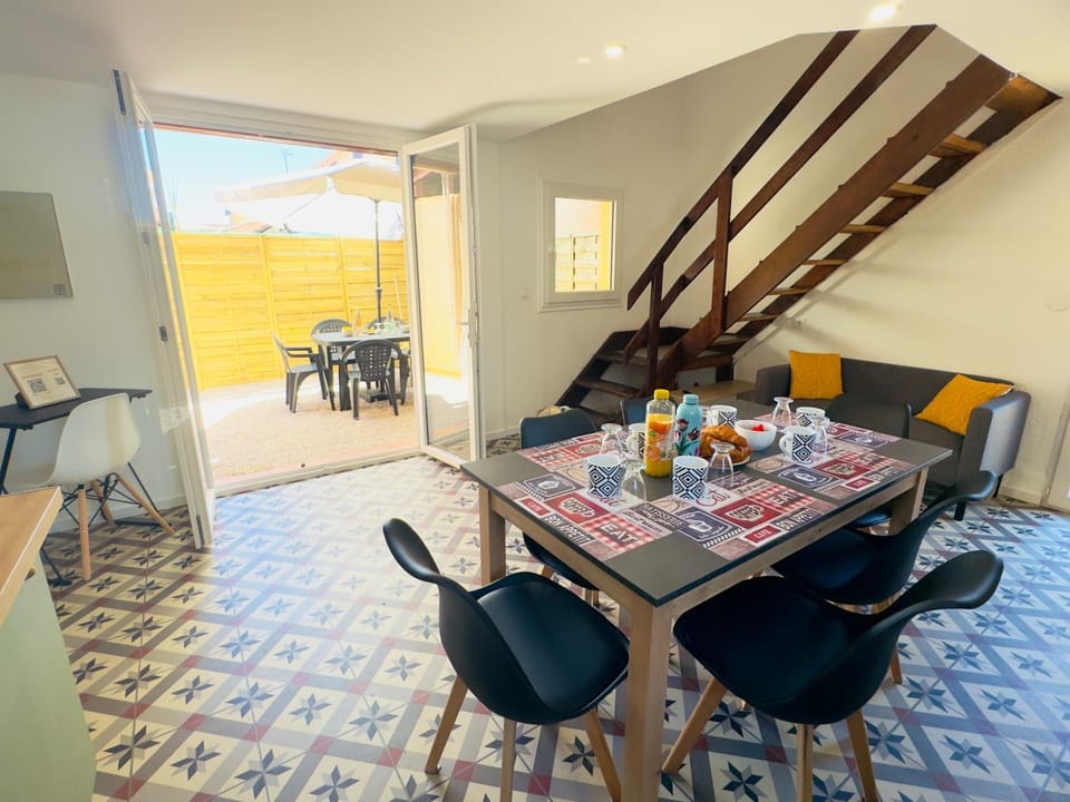 Patio, Living room, Seating area, Dining area