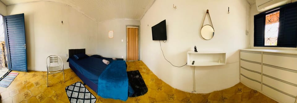 Bed, TV and multimedia, Photo of the whole room, Bedroom, towels