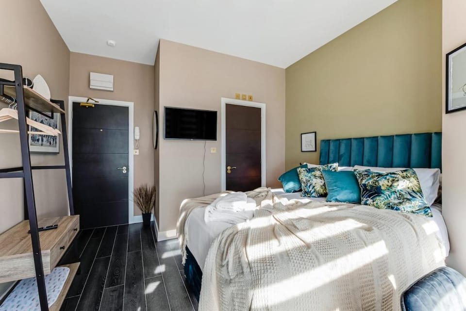 Stylish Studio Retreat in Ideal Location Apartment in England