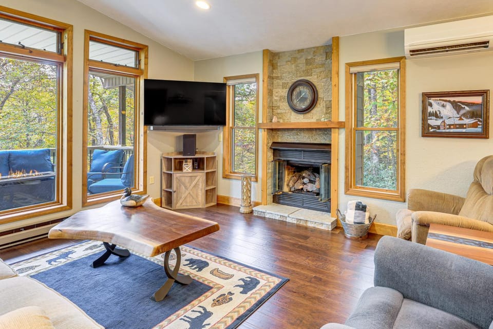 Woodland Gem w/ Pool Access: Linville Land Harbor House in Tennessee