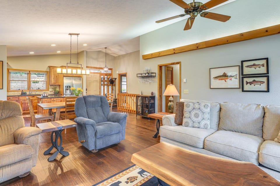 Woodland Gem w/ Pool Access: Linville Land Harbor House in Tennessee