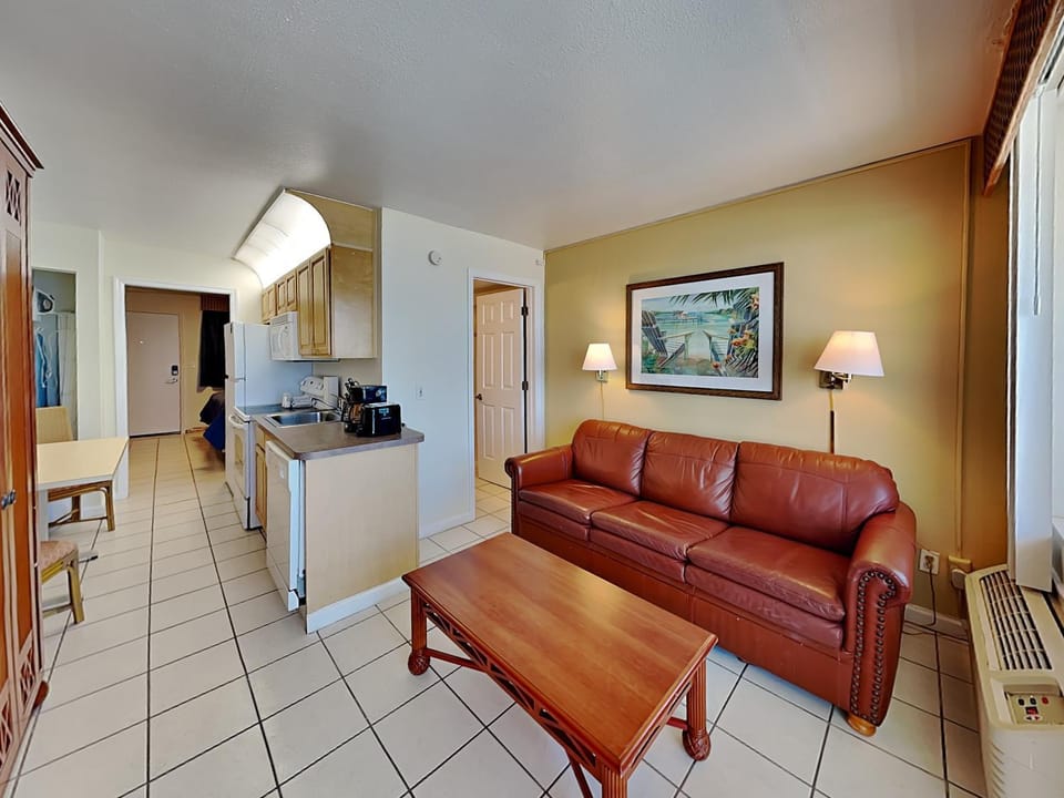 TV and multimedia, Kitchen or kitchenette, Living room, Seating area, furniture, air conditioner