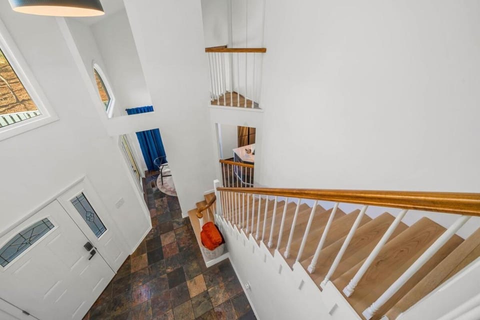 Pet Friendly, Mini Golf, Game Room, Hot Tub House in Massanutten