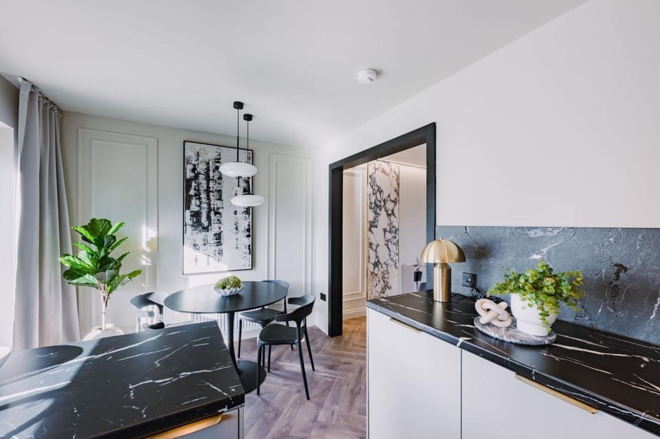 Kitchen or kitchenette, Dining area