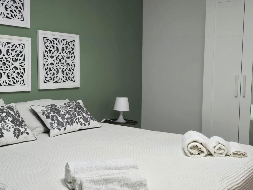 Bed, Photo of the whole room, Bedroom, towels