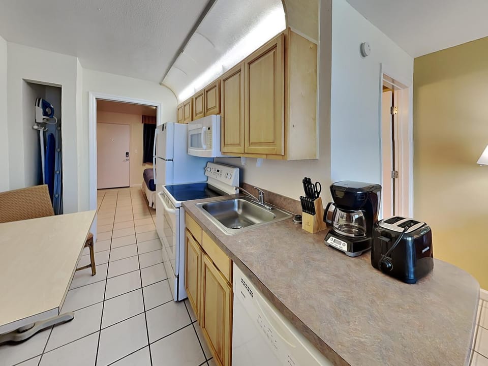 Kitchen or kitchenette, microwave, toaster, kitchen