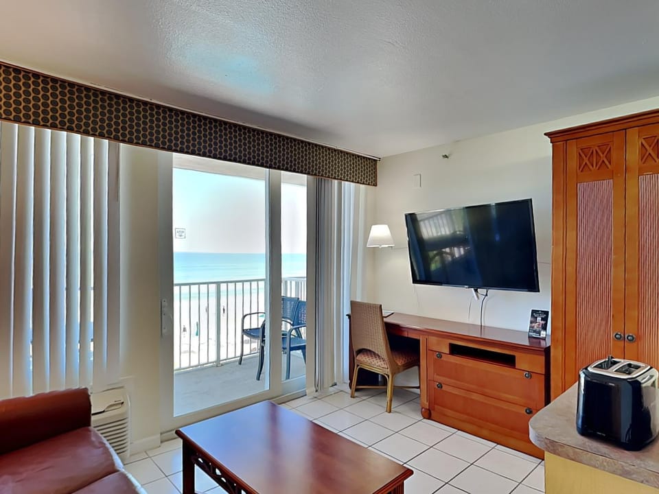 Bed, Day, TV and multimedia, View (from property/room), Balcony/Terrace, Living room, Seating area, Sea view, Swimming pool, furniture, minibar, wardrobe