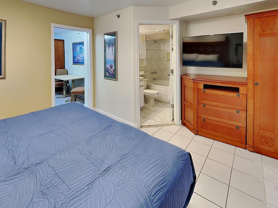 Shower, Toilet, Bed, Bathroom, TV and multimedia, Bedroom, Bath, furniture