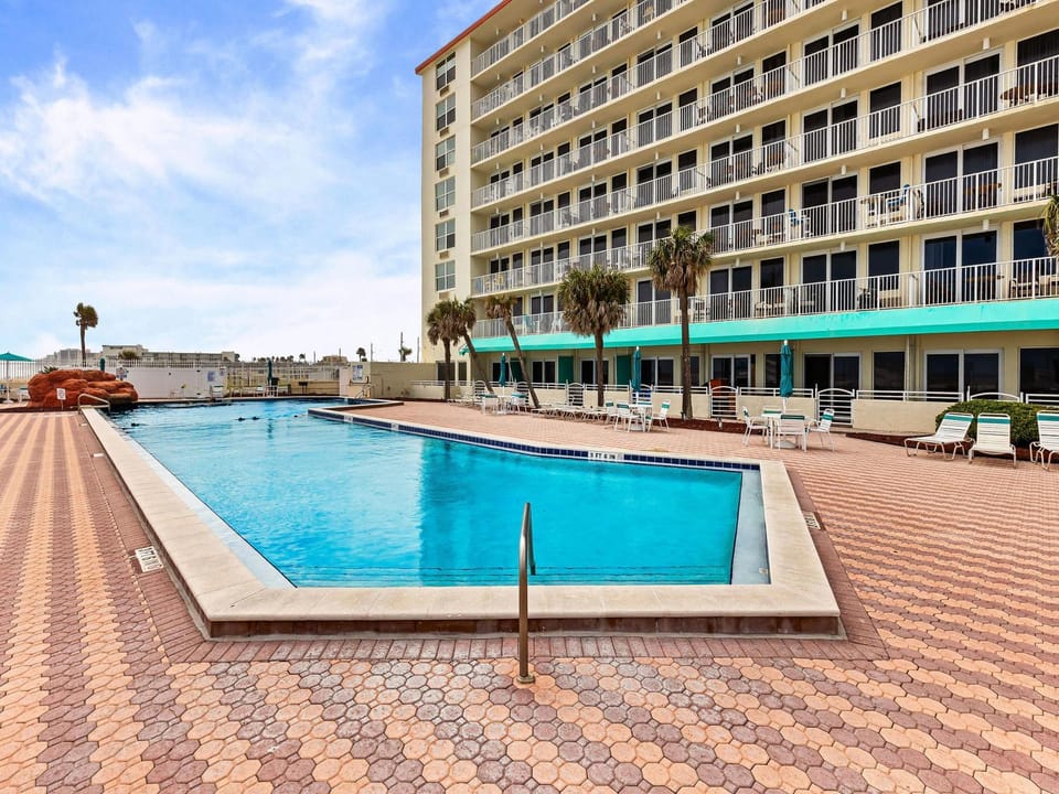 Property building, Day, Balcony/Terrace, Swimming pool