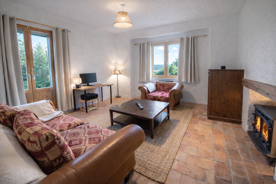 Bed, Living room, Photo of the whole room, Seating area, Bedroom, internet