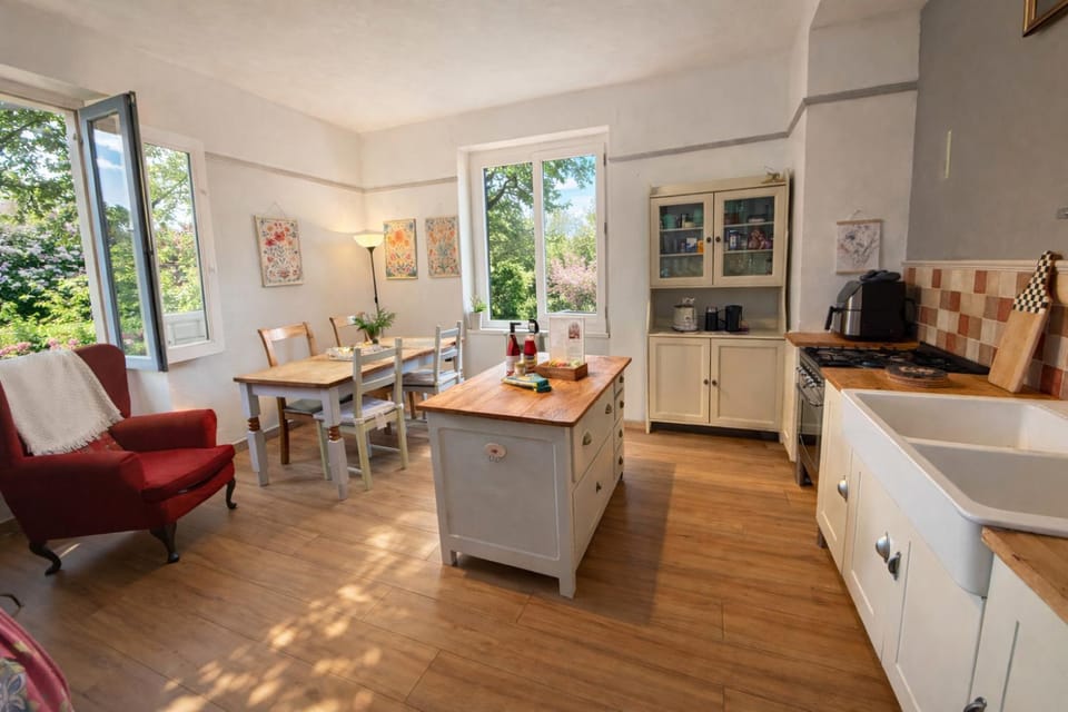 Kitchen or kitchenette, Dining area, stove