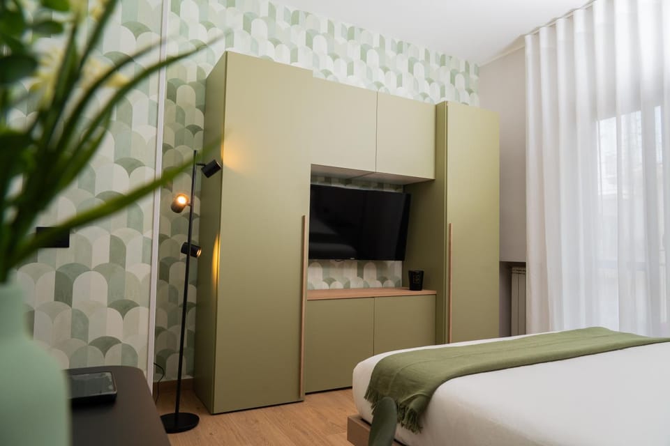 Bed, TV and multimedia, Photo of the whole room, Bedroom